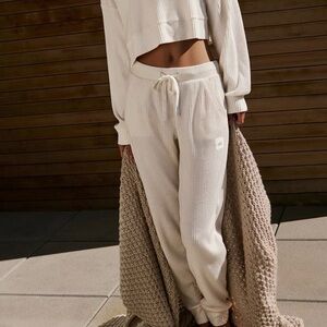 ALO Yoga Women’s Muse Medium Joggers in Ivory
